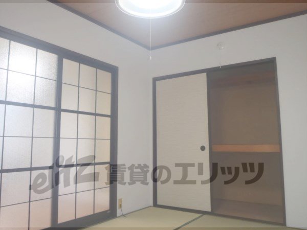 Living and room. It is a 6-tatami Japanese-style rooms with air conditioning