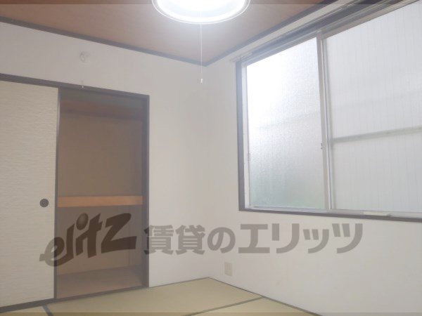 Living and room. It is a 6-tatami Japanese-style rooms with air conditioning