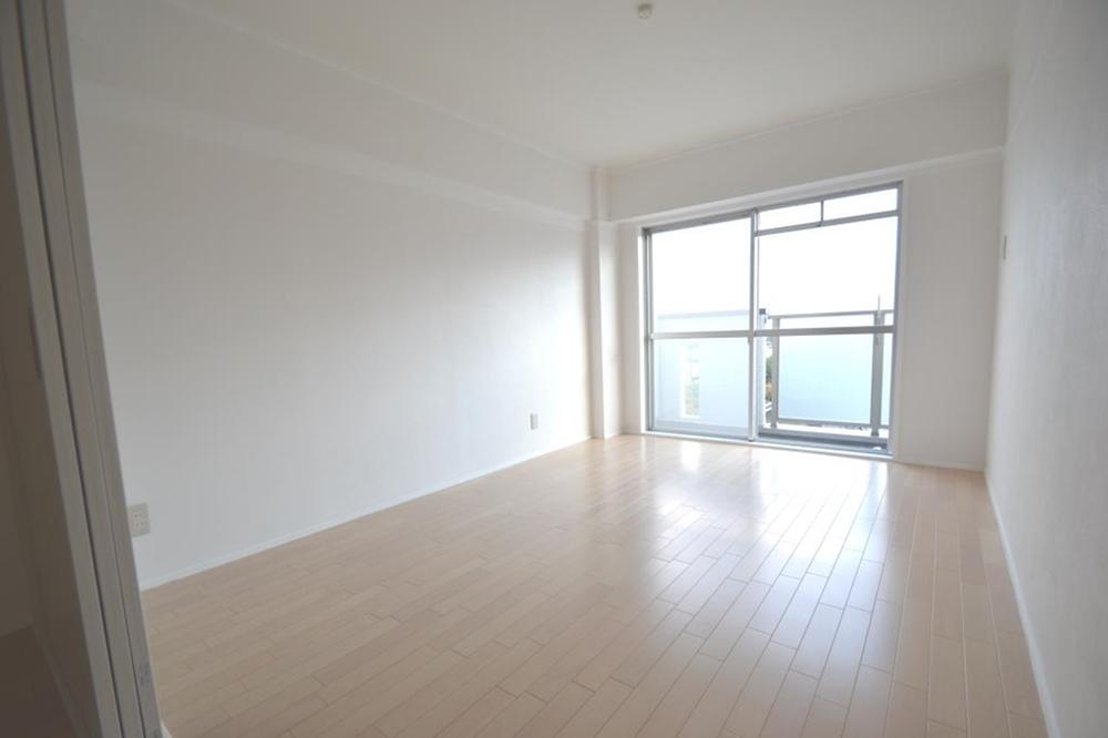 Non-living room. Sunny Western-style!