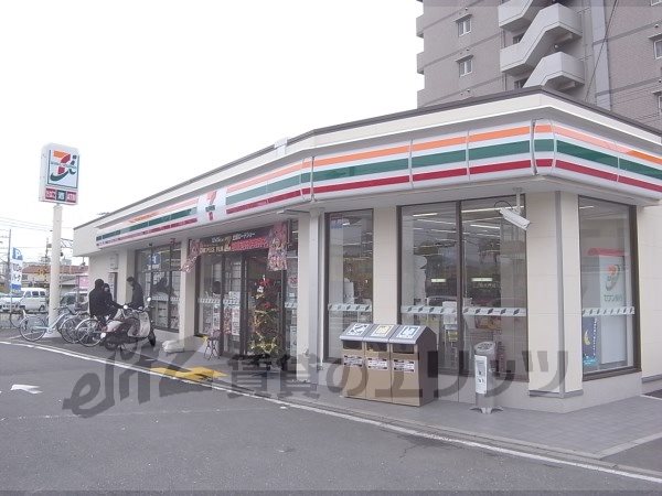 Convenience store. Seven-Eleven god river three articles store up to (convenience store) 490m