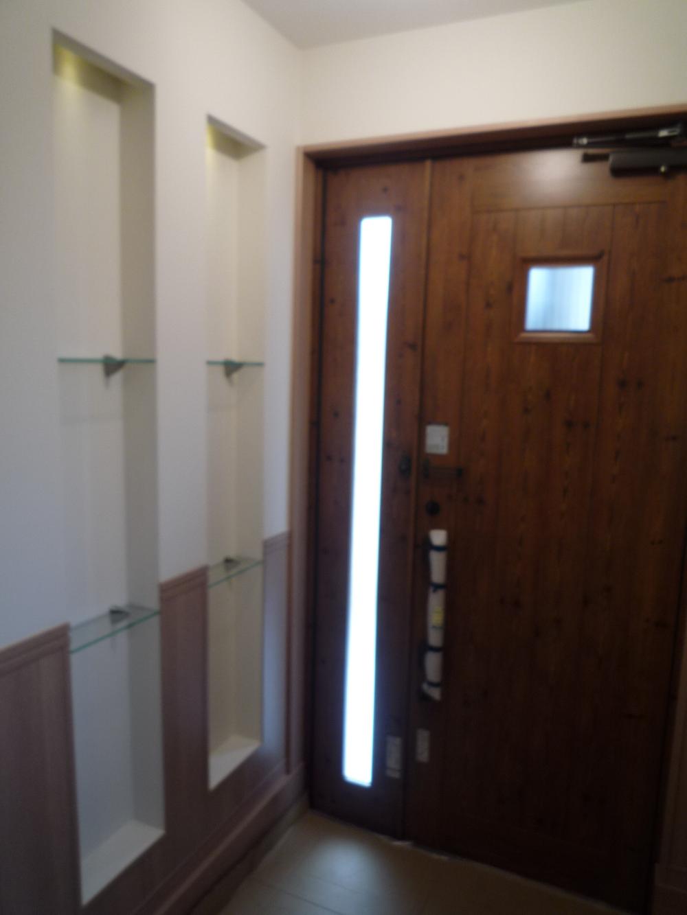 Entrance. There is a little niche (cabinet) in the foyer next to It is also a spacious entrance! !