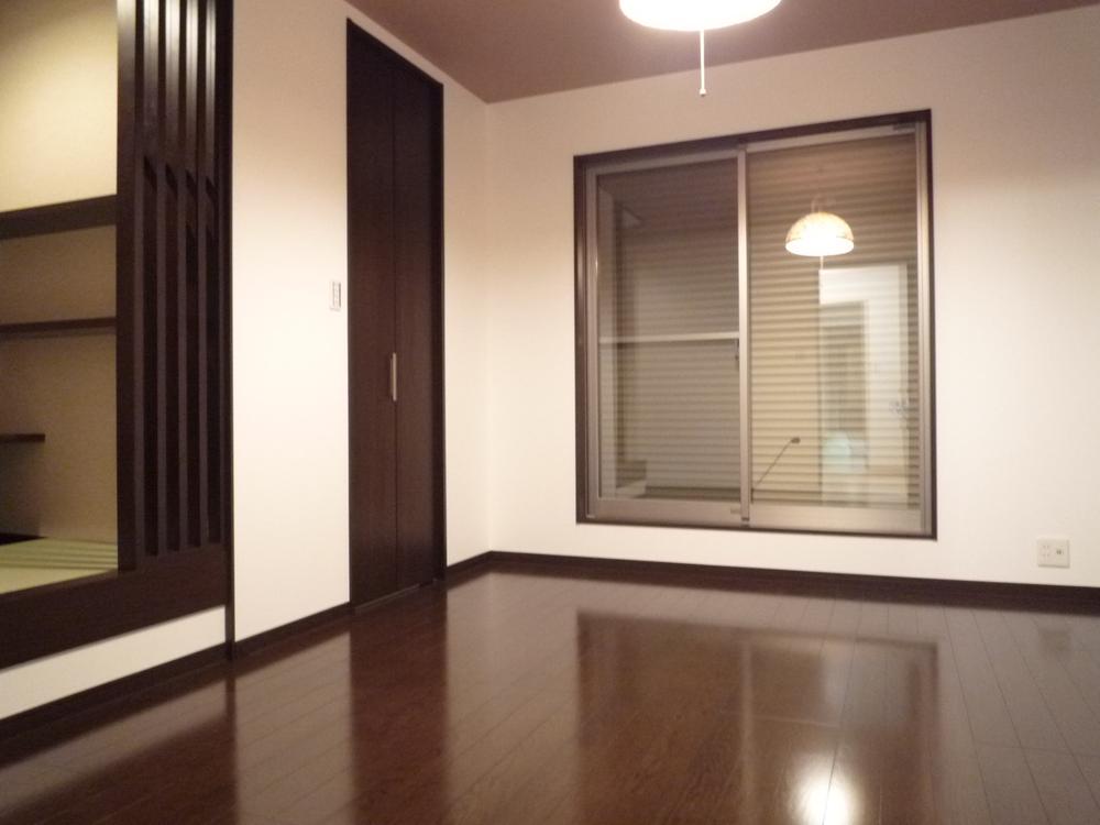 Non-living room. There is a walk-in closet that plenty of luggage is next to den. It becomes even Tsuruseru as such important clothes.