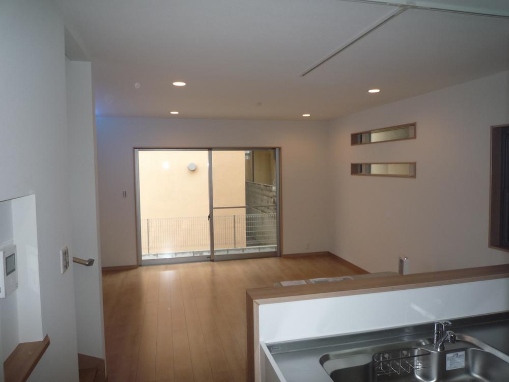 Living. Living spacious 18 Pledge Large windows from the south so that the light enters, Stylish design window ・ It adopted a downlight.