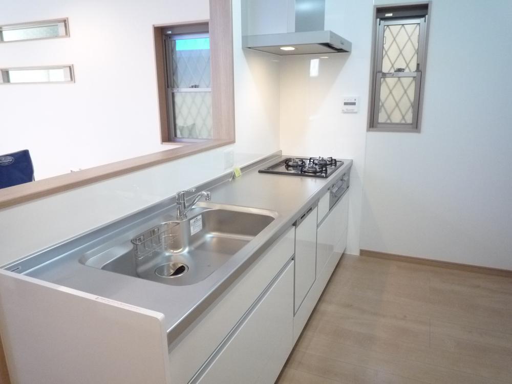 Kitchen. Not only who can cook while watching the face of the family, Housework effortlessly in the dishwasher adopted.