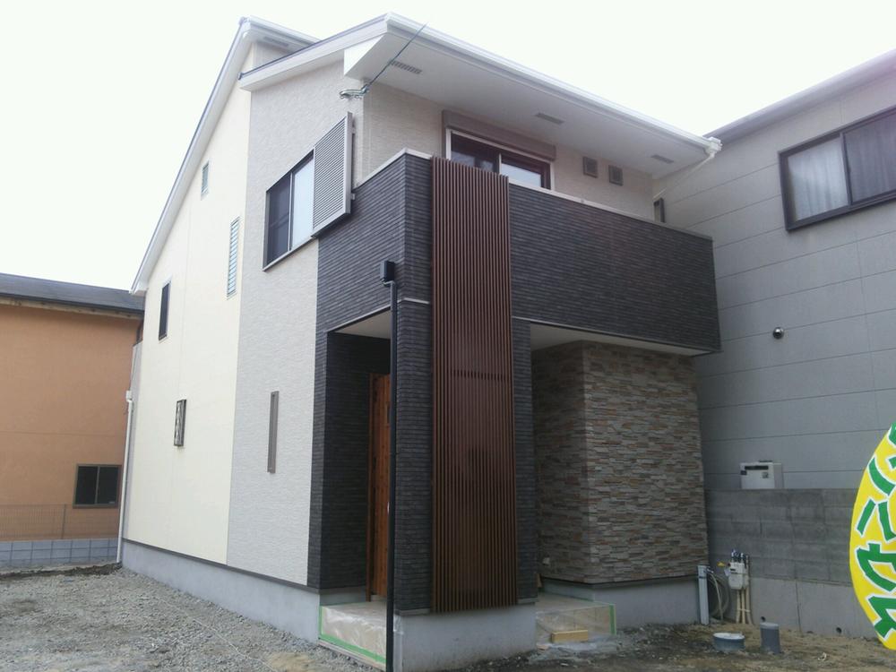 Local appearance photo. It has adopted the grid, It also finishes in stylish appearance. Proud of our house to adapt to the streets.