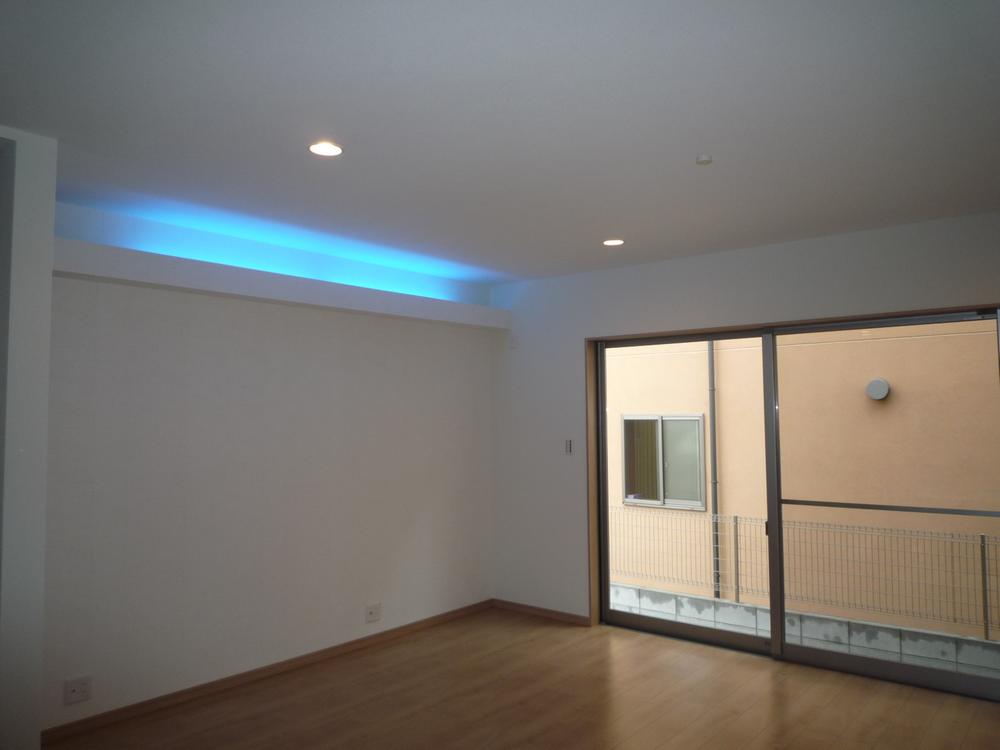 Receipt. There is a stylish indirect lighting in the living.