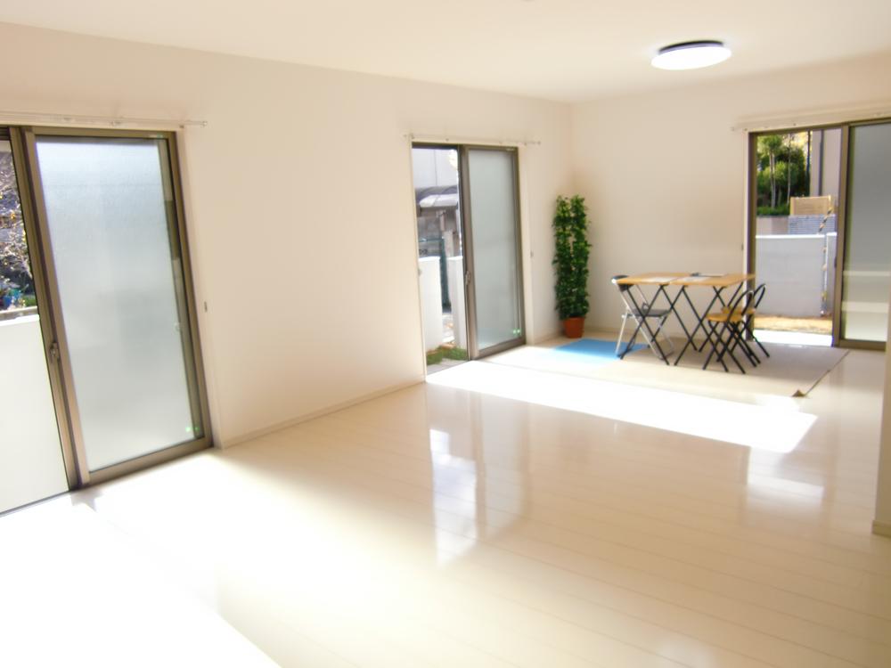 Living. LDK26 Pledge   Spacious space has good sun per in the southwest-facing, Moreover, the north is well-ventilated also is the best because there is no building adjacent to the three-way for the ground! 