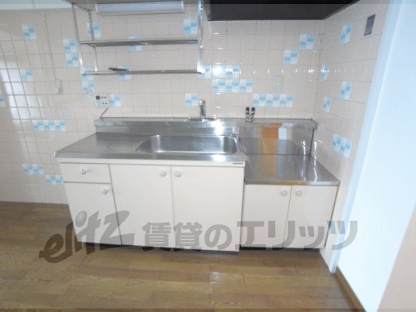 Kitchen. Easy also dishes a two-burner stove can be installed! !
