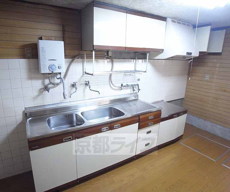 Kitchen. Also it comes with water heater ・