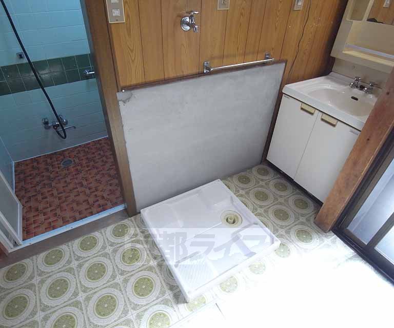 Washroom. Washing machine in the room ・