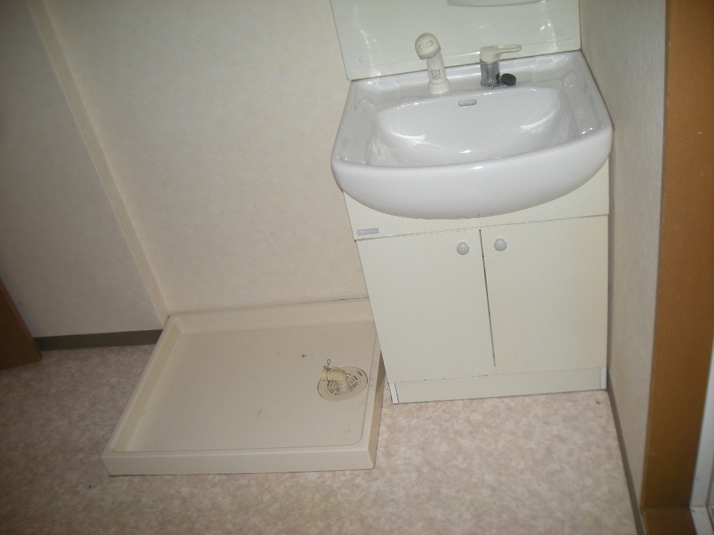Washroom. Bathroom Vanity ・ Washing machine in the room