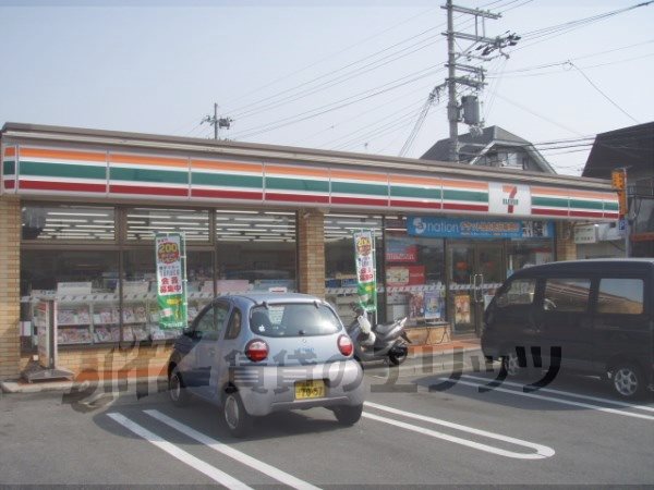 Convenience store. Seven-Eleven Yamashina Dodo Machiten up (convenience store) 590m