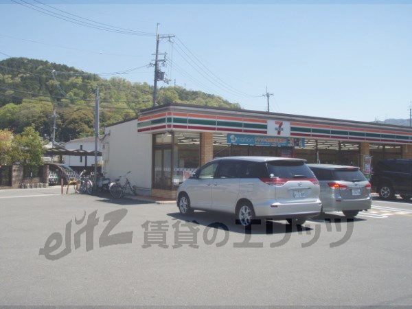 Convenience store. Seven-Eleven Sanjo tomb store up (convenience store) 530m