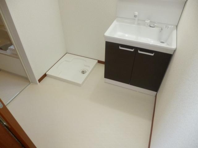 Wash basin, toilet