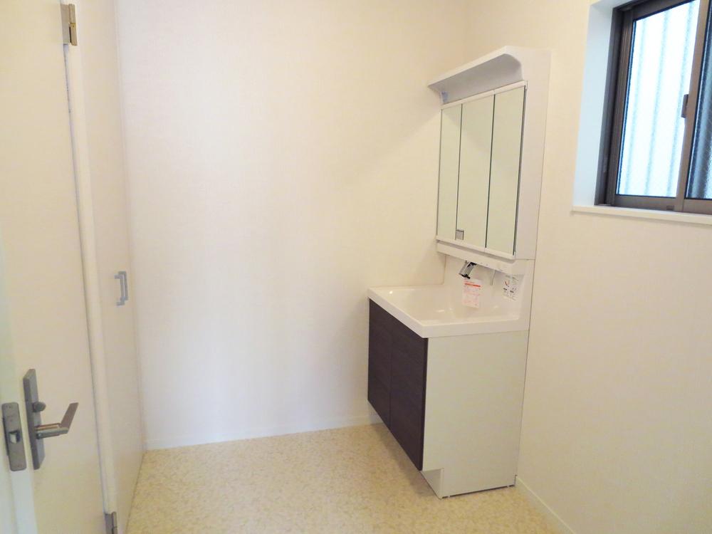 Wash basin, toilet. Basin changing room was also taken to spread. Vanity is a convenient three-sided mirror. (A No. land)