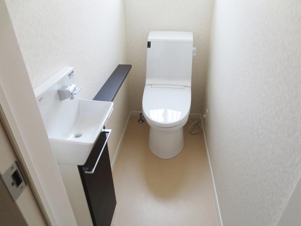 Toilet. Set hand washing and counter to the toilet. (A No. land)