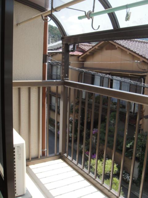 Balcony. Since roofed, Laundry is also safe