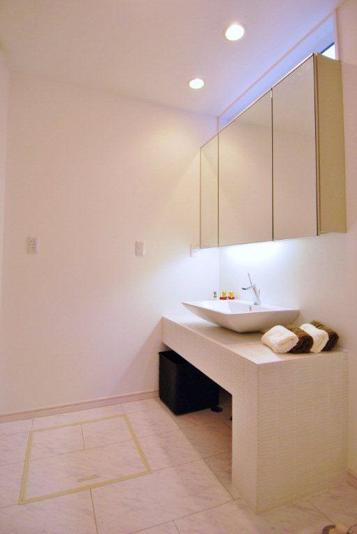 Wash basin, toilet. Powder room is to produce a spacious space a feeling of luxury, such as a resort hotel. (Model house)