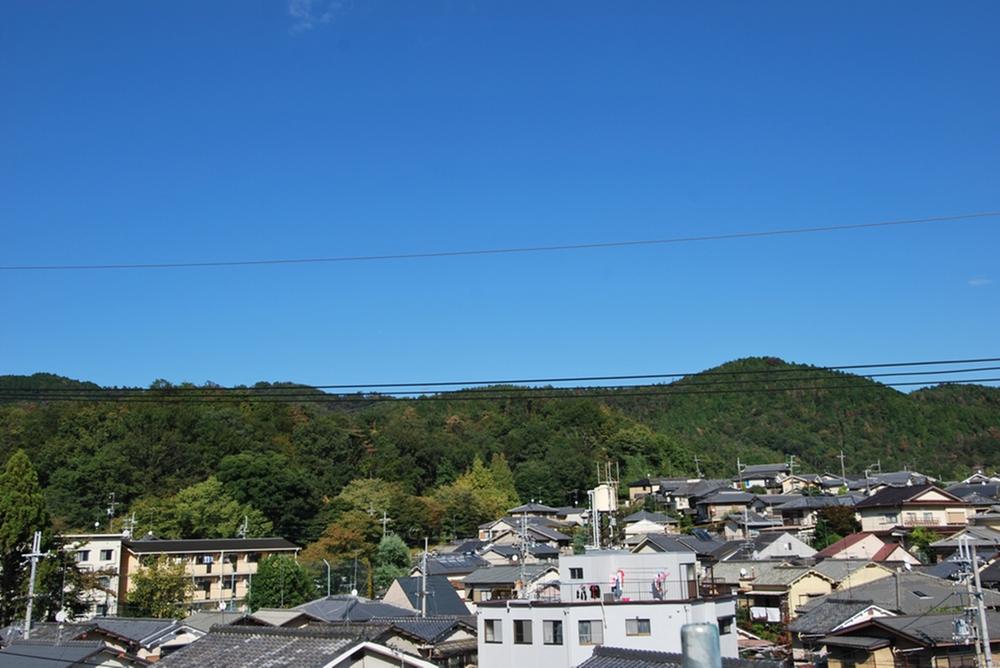 View photos from the dwelling unit. This view is the location conditions that added value not only felt here at 4 minutes from the station. You can feel the 4 seasons while are in the home, Colored mountain is very beautiful.
