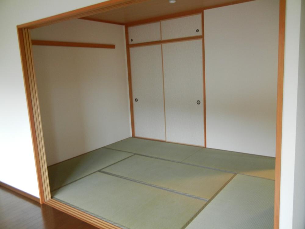 Non-living room. Japanese-style room is located next to the living room, If you open the Tofusuma, It spreads very wide space.