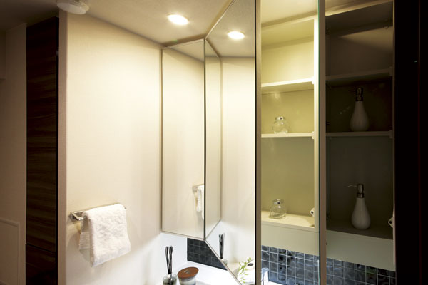 Bathing-wash room.  [Three-sided mirror back storage] ( ※ )
