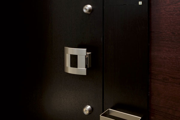 Security.  [Double Rock] Double lock specification entrance door that can be locked with two units at the top and bottom. Because it takes also time trying to illegally unlocking, Crime prevention effect can be expected (same specifications)