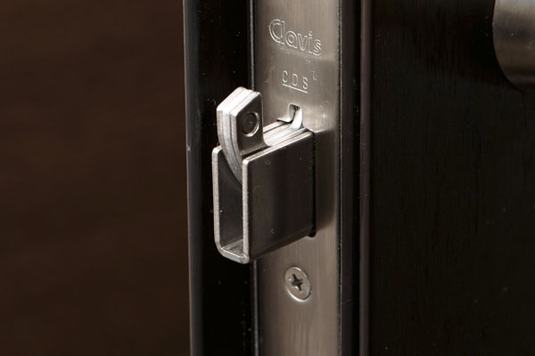 Security.  [Sickle-type deadbolt] Sickle of the protruding portion, And firmly To mesh with the key of the socket, It can not be easy to break open sickle type dead bolt has been adopted at the top and bottom of the key (same specifications)