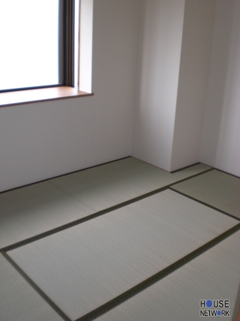 Living and room. Looking for room to house network Sakyo shop!