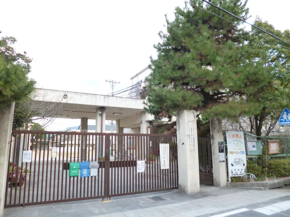 Primary school. 1431m to Kyoto Municipal Kagamiyama Elementary School