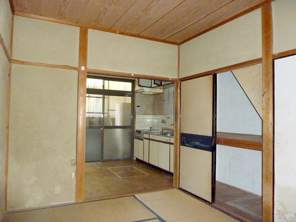 Kitchen. The rooms are all rooms Japanese-style room. Kitchen next door You can use it as a living. 