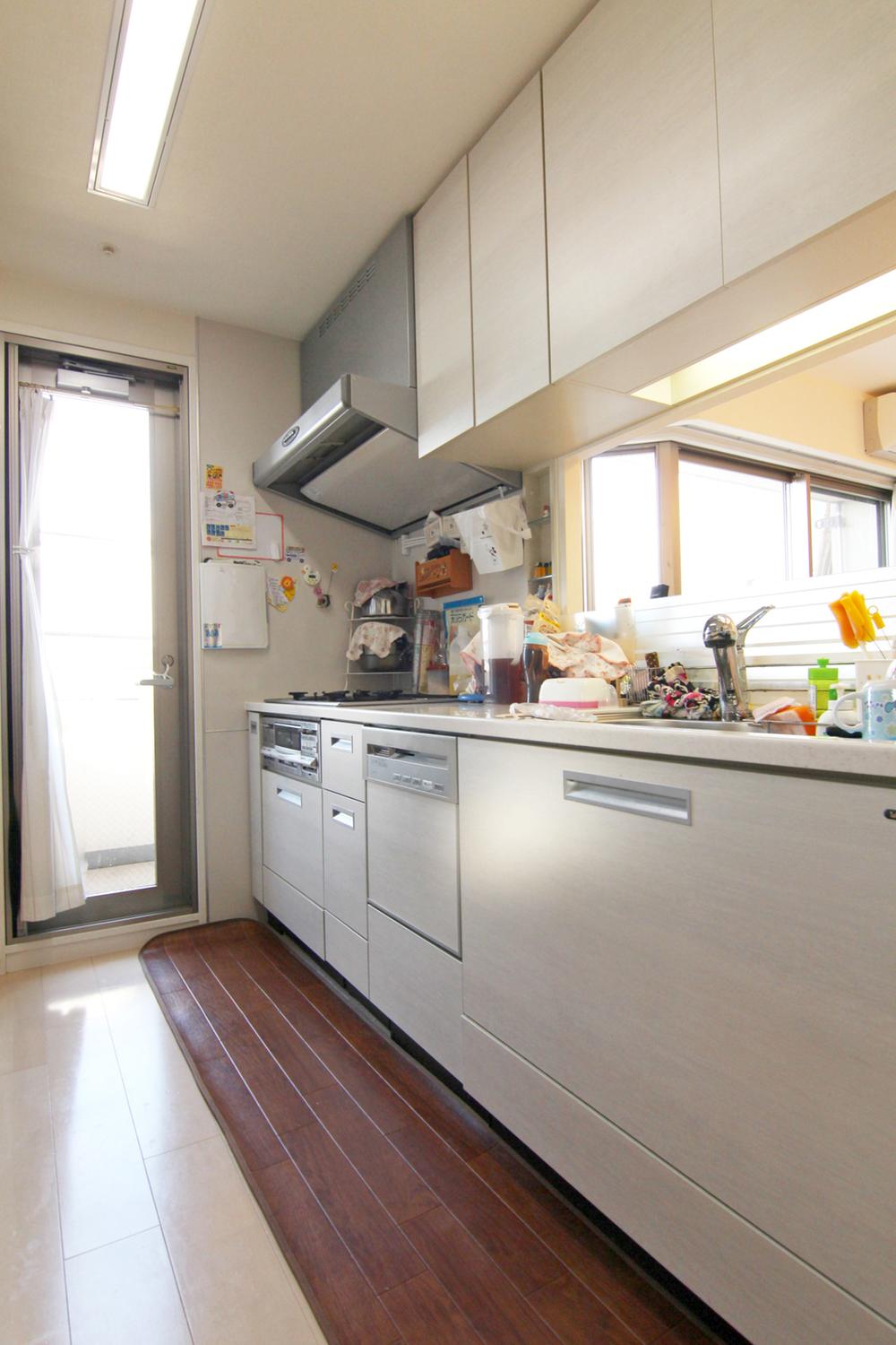 Kitchen. It can also be out of the toilet from the kitchen space. Efficient work because housework flow line is together. * With dish washing and drying machine