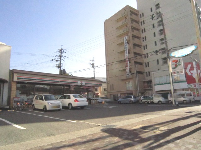 Convenience store. Seven-Eleven Kyoto Takehanadonomae store up (convenience store) 113m
