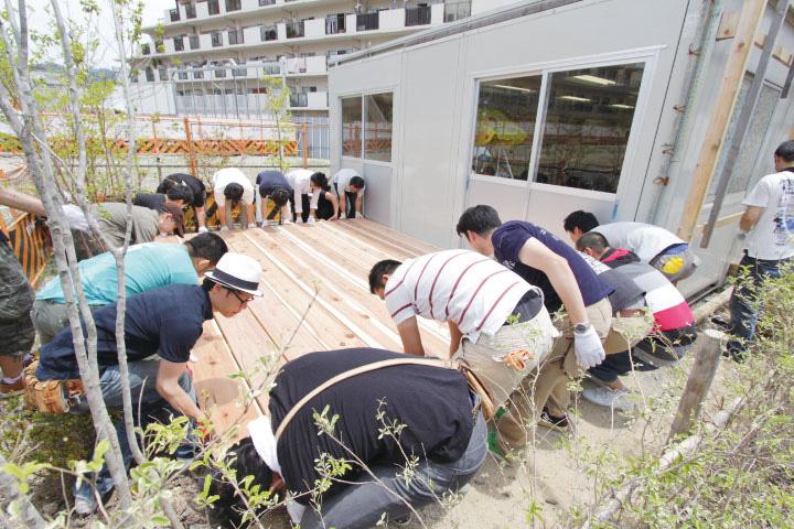 Local photos, including front road. To greet everyone of the second phase, We had created a cooperation received wood deck to your tenants like how the first phase ☆