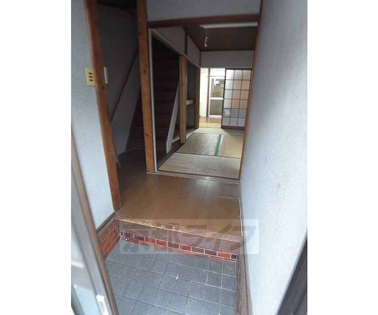 Entrance. I opened the front door ・  ・  ・ Like this ・
