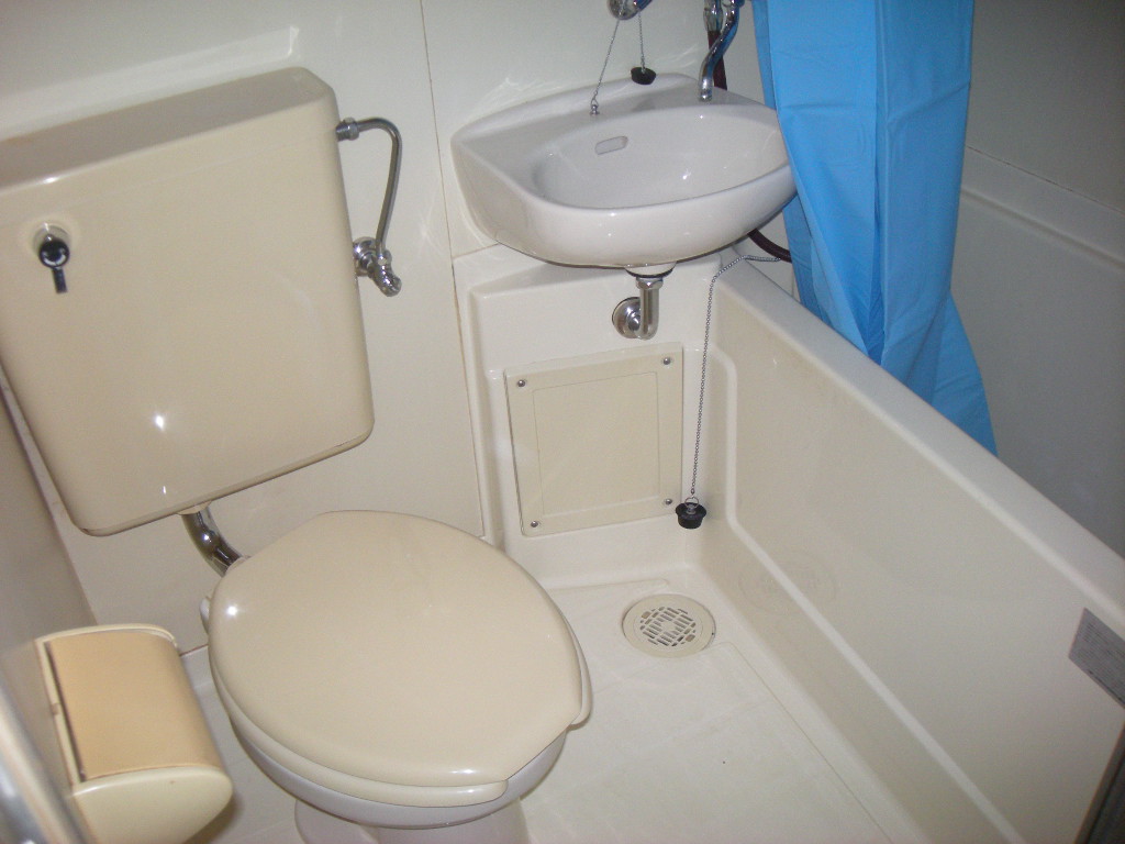 Bath. Unit bus (bathroom toilet)