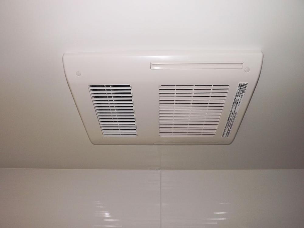 Cooling and heating ・ Air conditioning. When it's cold, I'm happy in the rainy season of the room Dried, With bathroom heating dryer! 