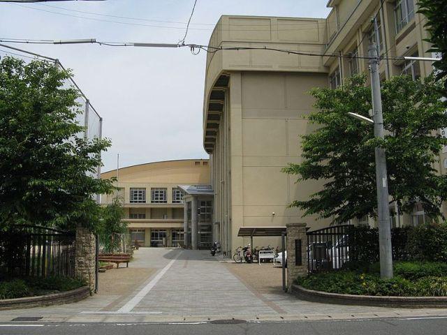 Junior high school. 886m up to Kyoto Tachibanayama junior high school