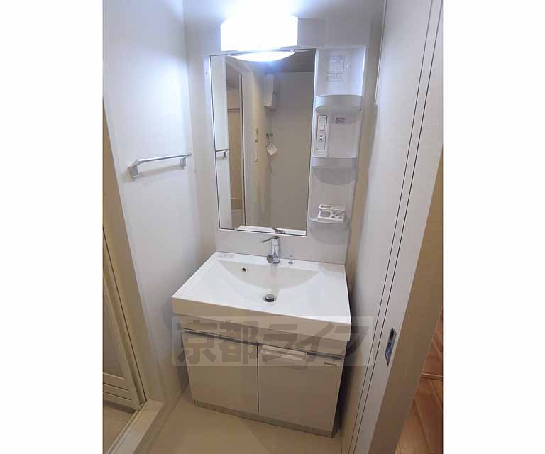 Washroom. Shampoo is with Dresser ・
