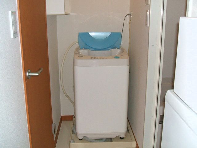 Other Equipment. Also equipped with a washing machine left the toilet ・ The right is the bath.