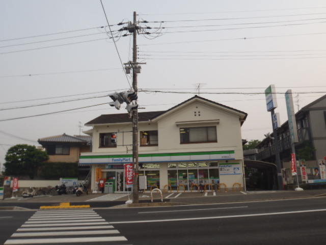 Convenience store. FamilyMart Muko Lok Nishiguchi store up (convenience store) 650m
