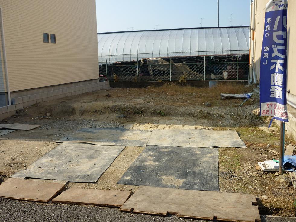 Local photos, including front road. Compartment is and refreshing. The back of the land will have views of the mountains from the upstairs window in a plastic house. Local (12 May 2013) Shooting