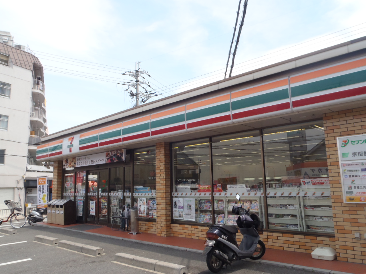 Convenience store. Seven-Eleven Muko Umenoki store up (convenience store) 200m