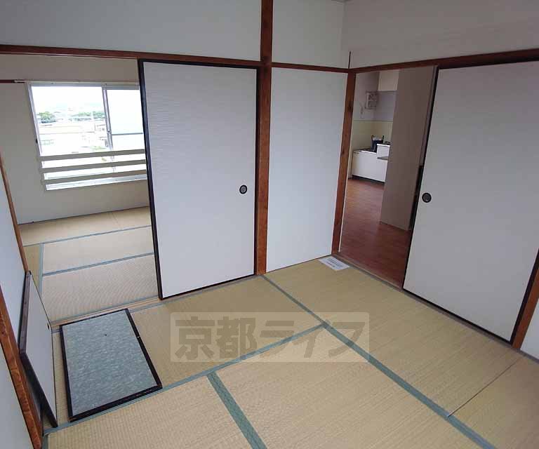 Living and room. The room is a Japanese-style room with fallen