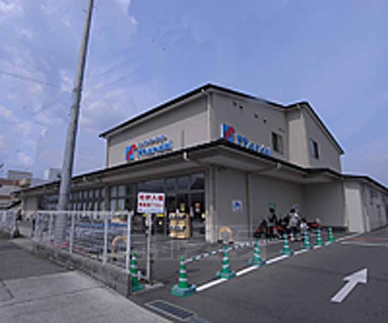 Supermarket. 300m until Bandai Katagihara store (Super)