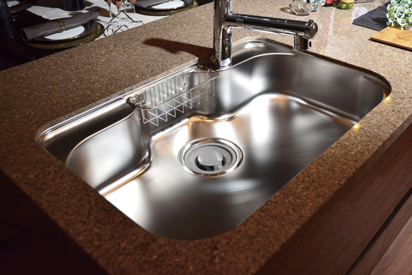 Kitchen.  [Stainless wide silent sink] Large pot also wash easier, Water has been adopted by the silent type to keep the I sound (same specifications)