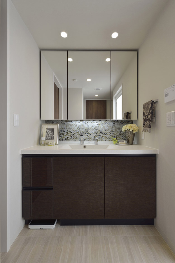 Bathing-wash room.  [bathroom] Three-sided mirror in which the whole backside and convenient storage space to organize small items. Indirect lighting has been installed in the lower part (Comfort C Type Model Room / Some including paid option)