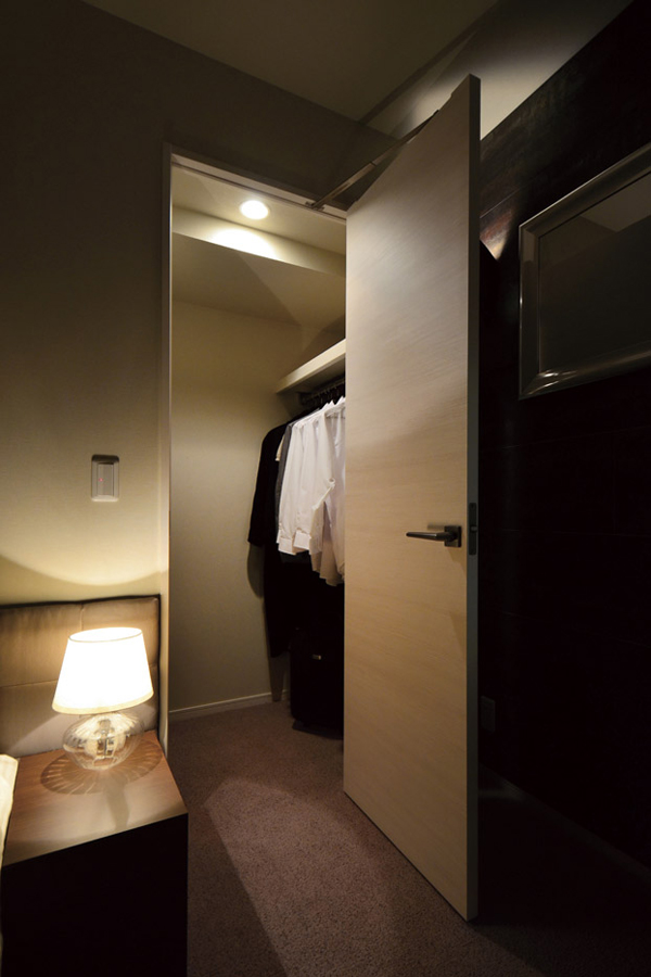 Receipt.  [Walk-in closet] Clothing and bags, clean and organize, Storage can be a walk-in closet has been installed (Comfort C Type Model Room / Some including paid option)