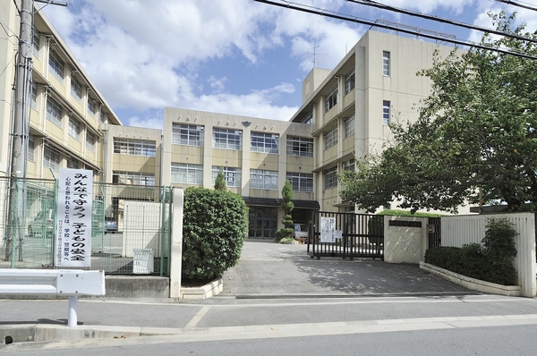 Municipal Terato junior high school is located in a quiet residential area (5 minutes walk)