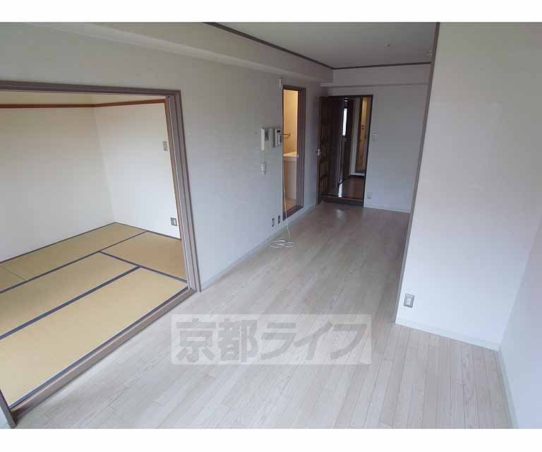 Living and room. Spacious living