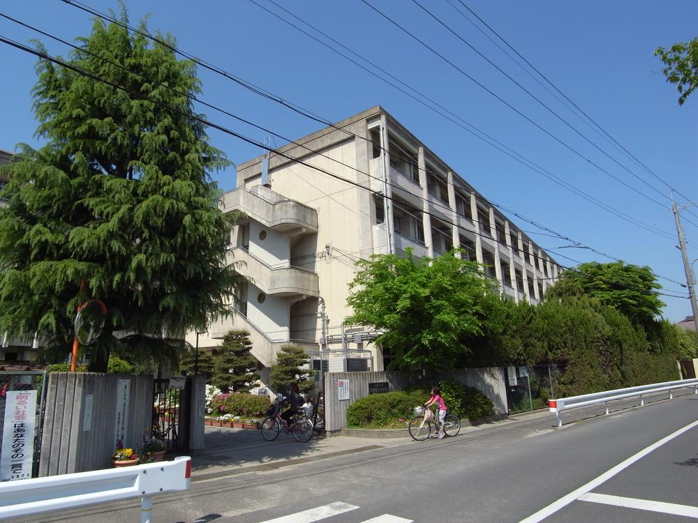 Junior high school. 800m to Nagaoka third junior high school